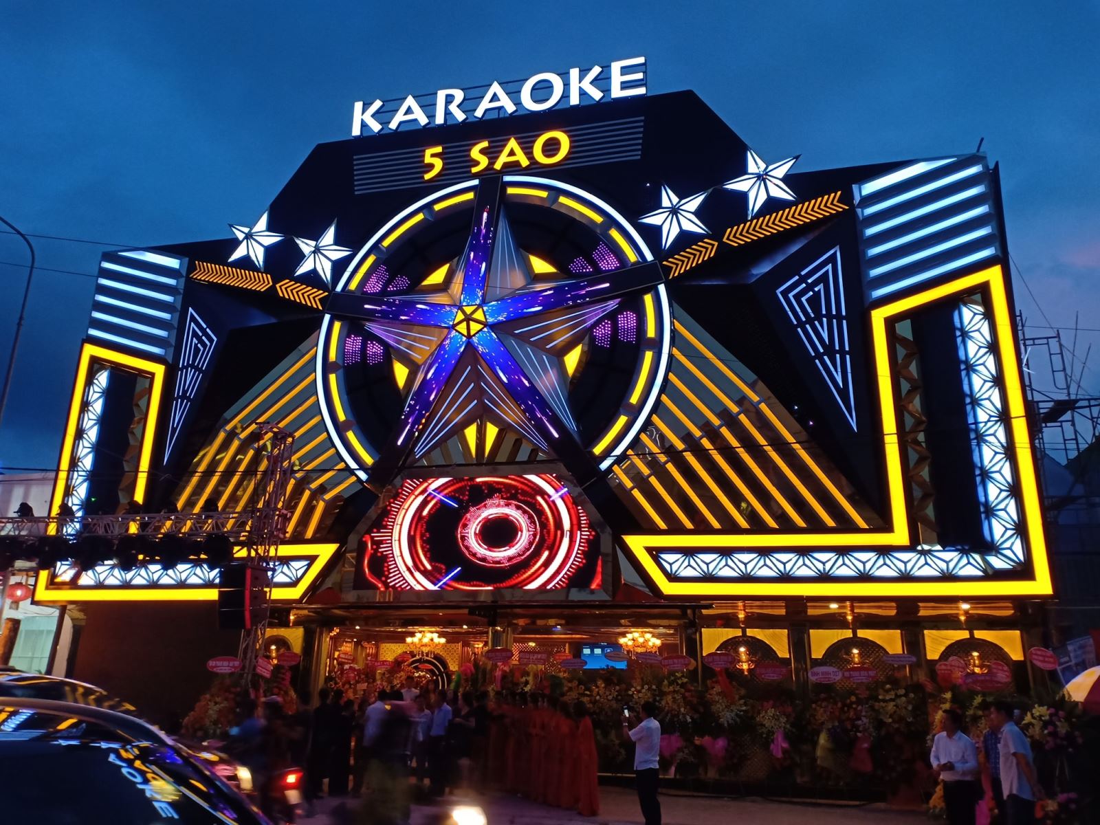 Thi Công Bảng Hiệu Karaoke Đẹp