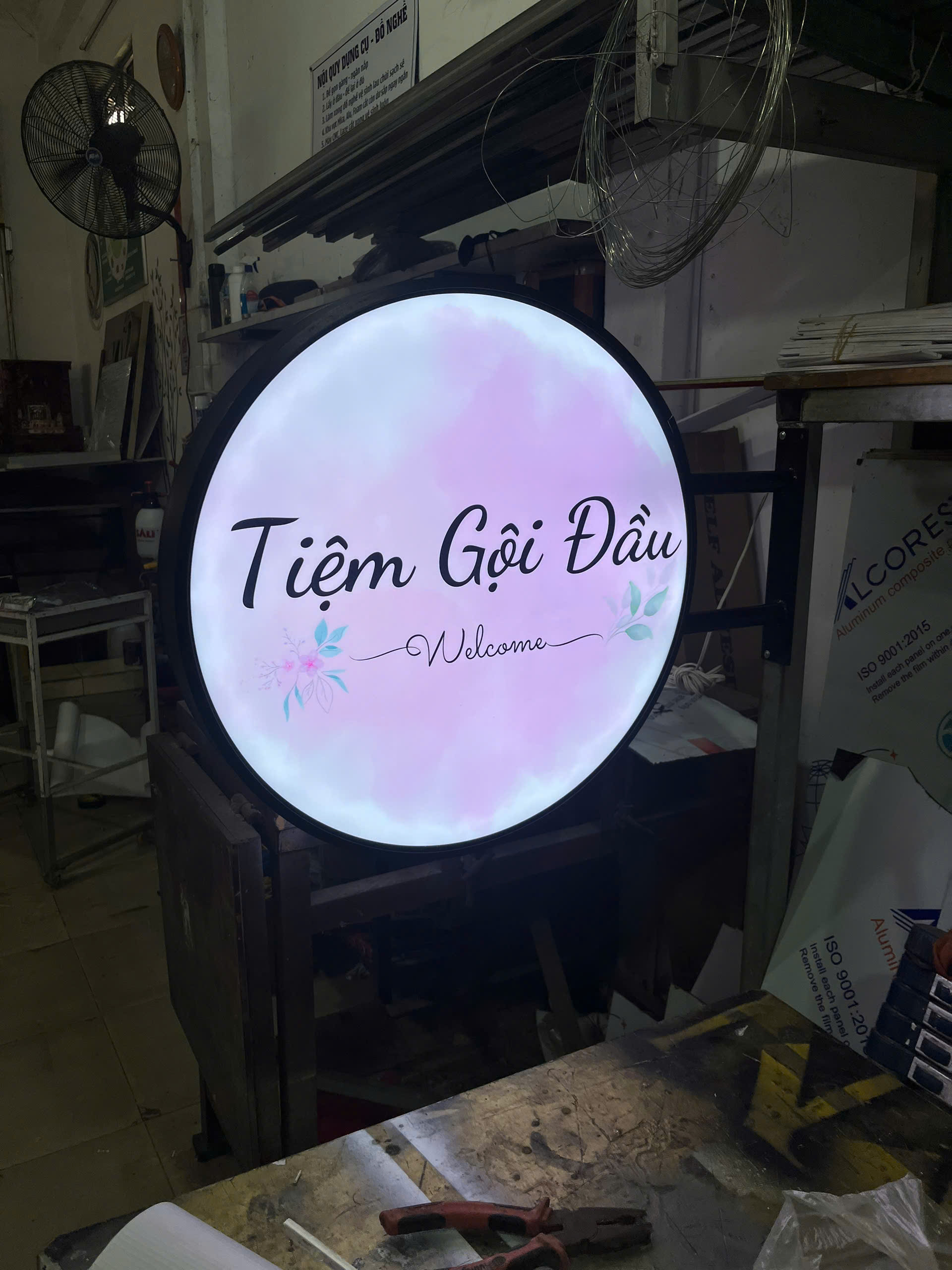 Mẫu Bảng Hiệu Mica Hút Nổi Đẹp Năm 2026 