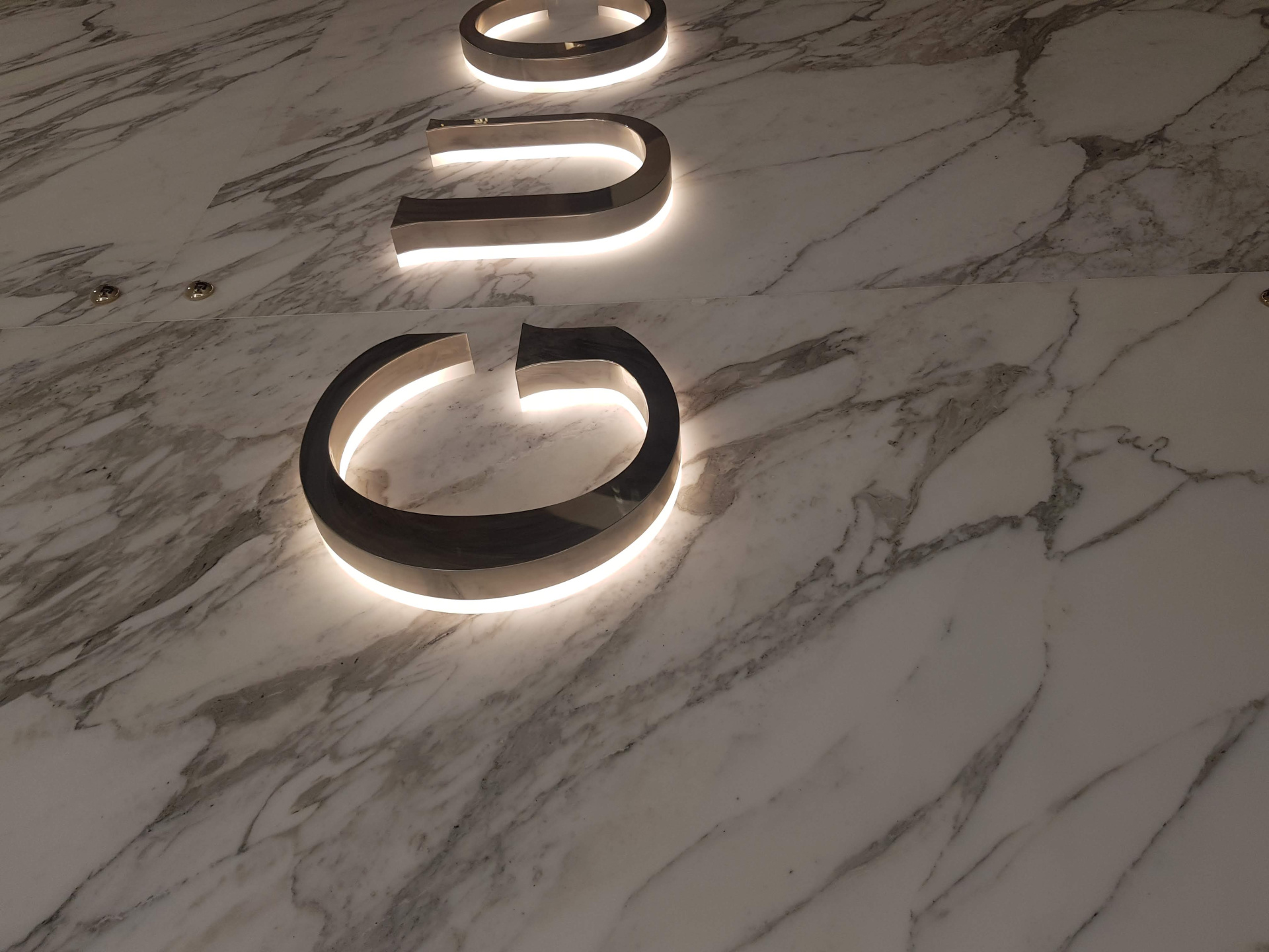 Thi Công Bảng Hiệu Chữ Nổi Đèn LED