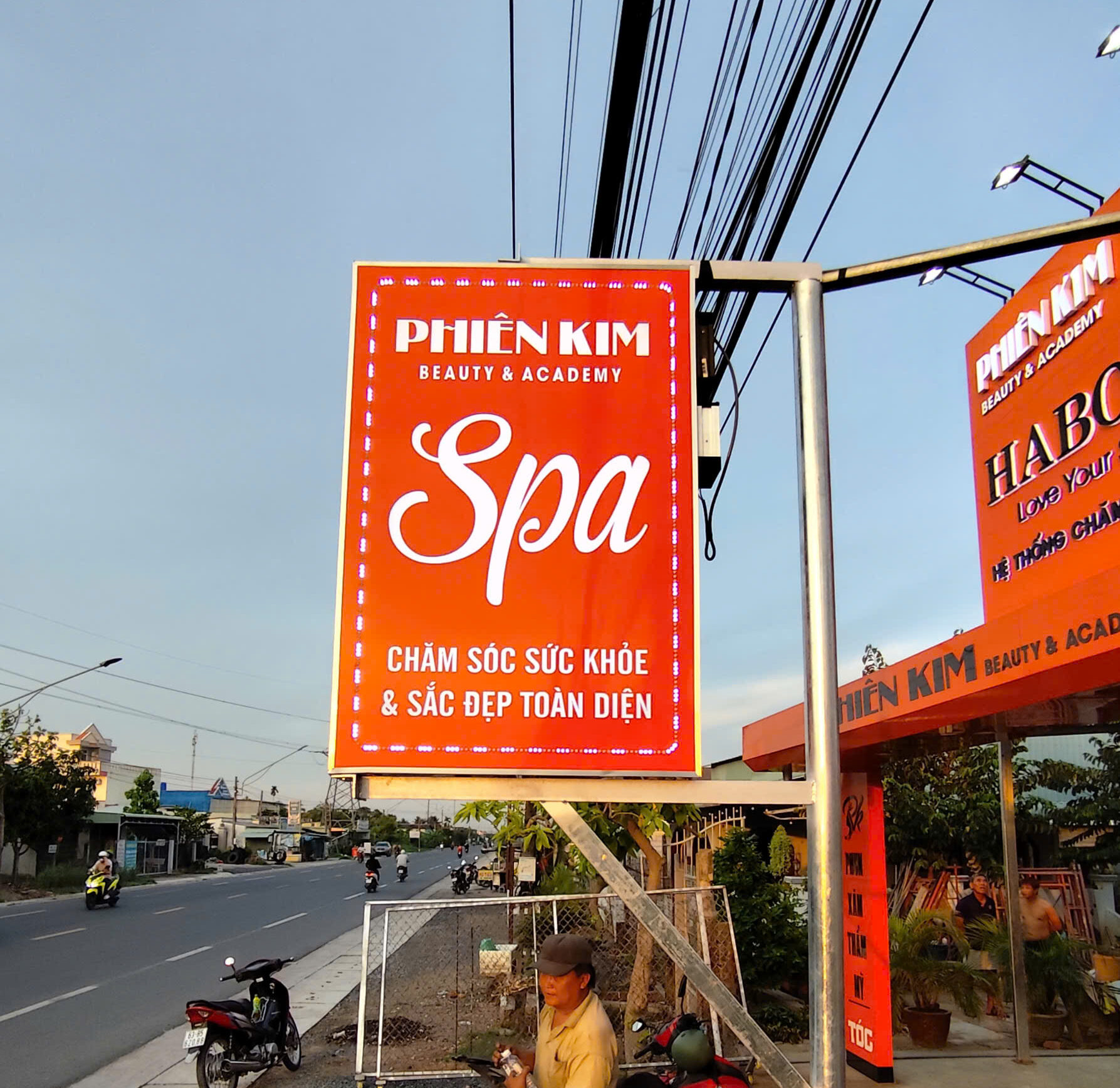 Thi Công Biển Hiệu Đèn LED Chữ Nổi Đẹp