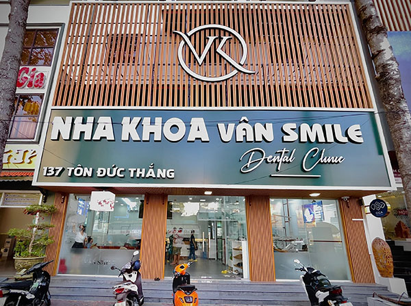 Thi Công Bảng Hiệu Nha Khoa Chuyên Nghiệp