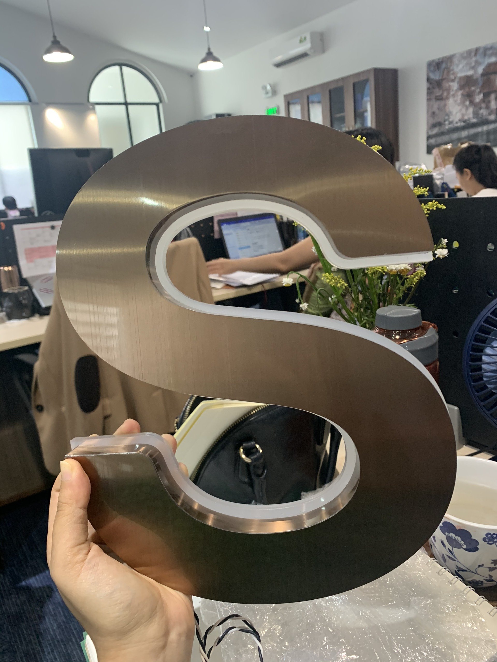 Thiết kế biển hiệu chữ nổi inox vàng đẹp