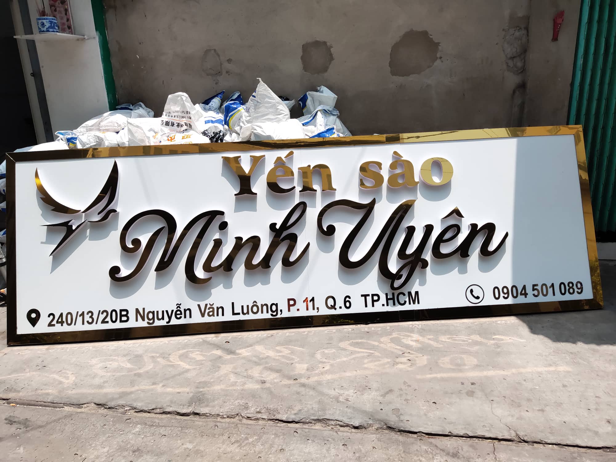 Mẫu Biển Hiệu Alu Chữ Nổi Inox Vàng Đẹp