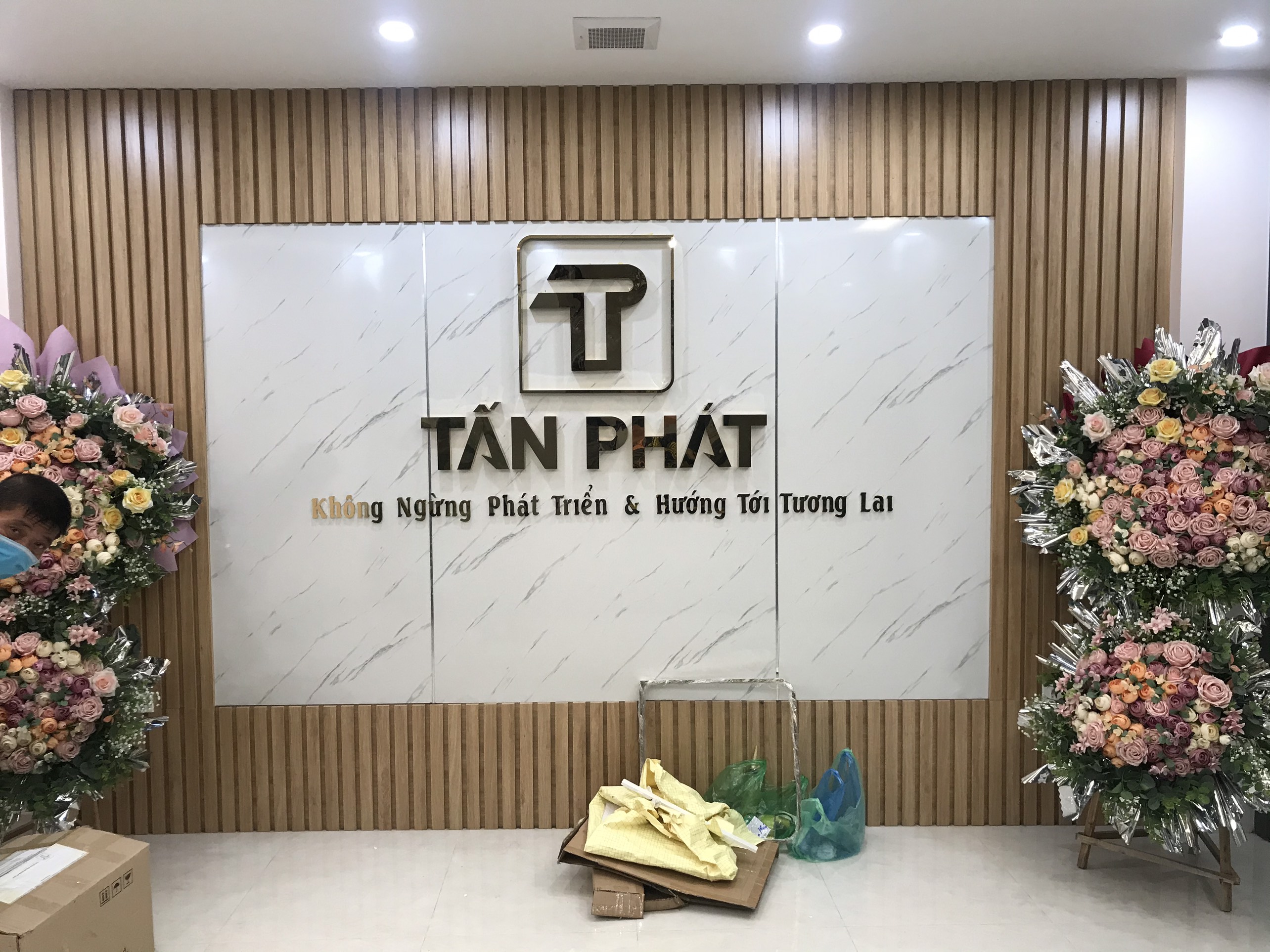 Logo Chữ Nổi Mica Đẹp, Hiện Đại