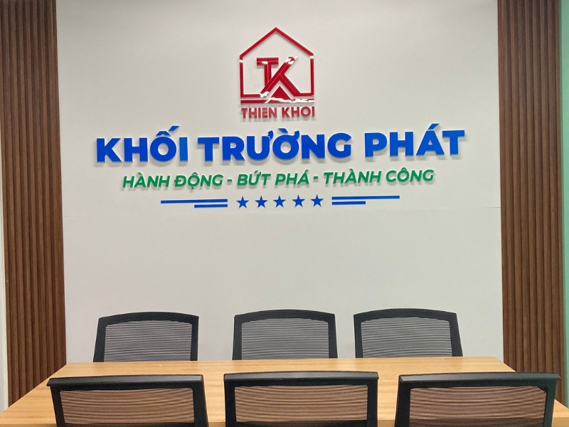 Thi Công Logo Chữ Nổi Mica Đẹp