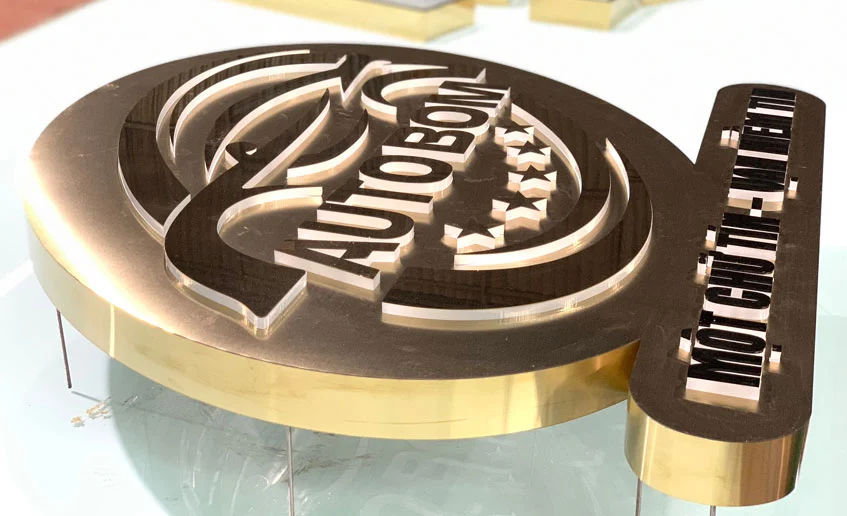 Thi Công Logo Chữ Nổi Mica Đẹp