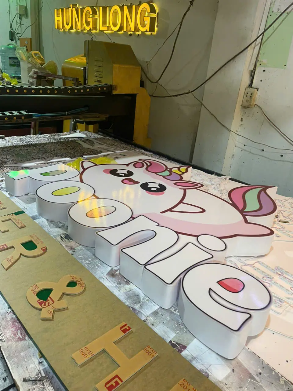 Thiết Kế Logo Chữ Nổi Mica Đẹp
