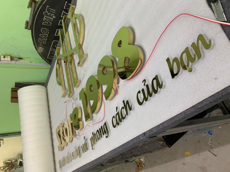 Chữ Inox Hắt Sáng Chân Đẹp