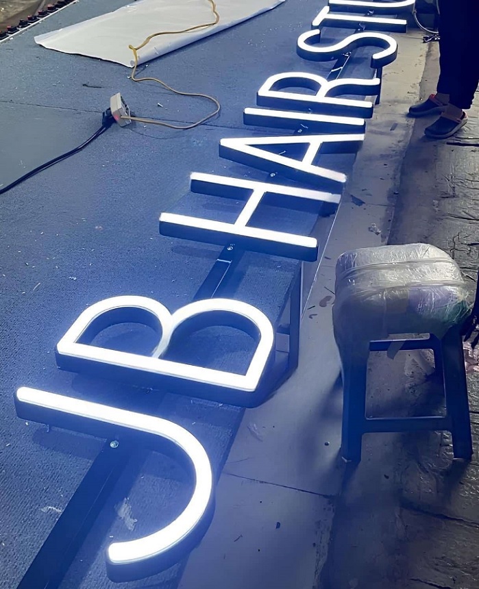 Chữ Inox Hắt Sáng Chân Đẹp