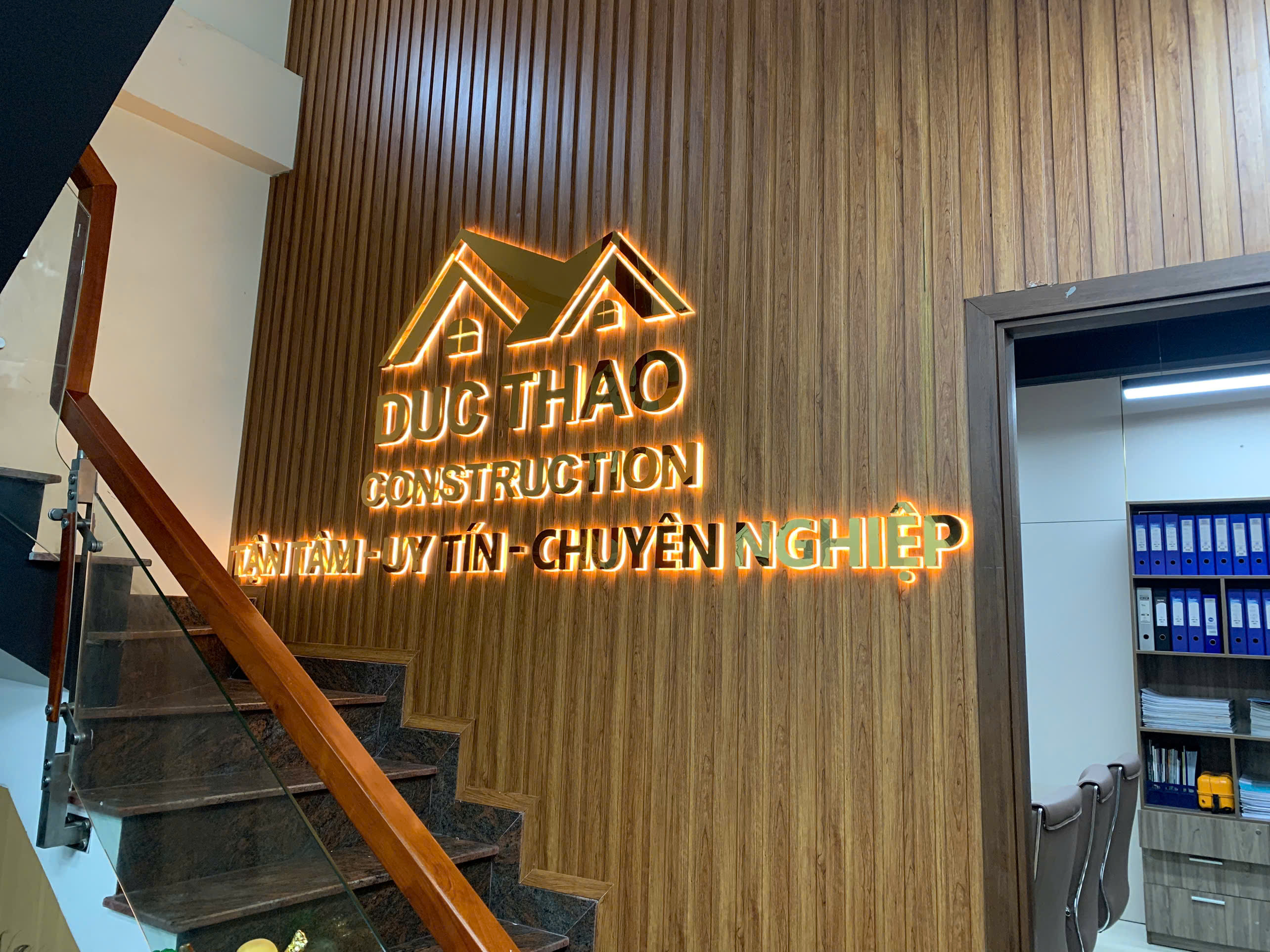Thi Công Chữ Inox Hắt Sáng Chân Đẹp
