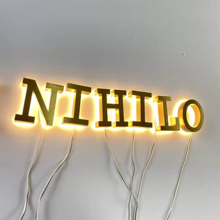 Chữ Inox Vàng Hắt Sáng Chân Đẹp