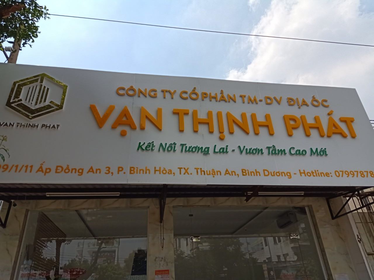 Thi Công Bảng Hiệu Chữ Nổi Mica Viền Inox Đẹp