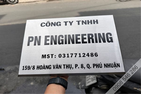 Mẫu Bảng Hiệu Chữ Nổi Inox Trắng Xước Đẹp Năm 2026