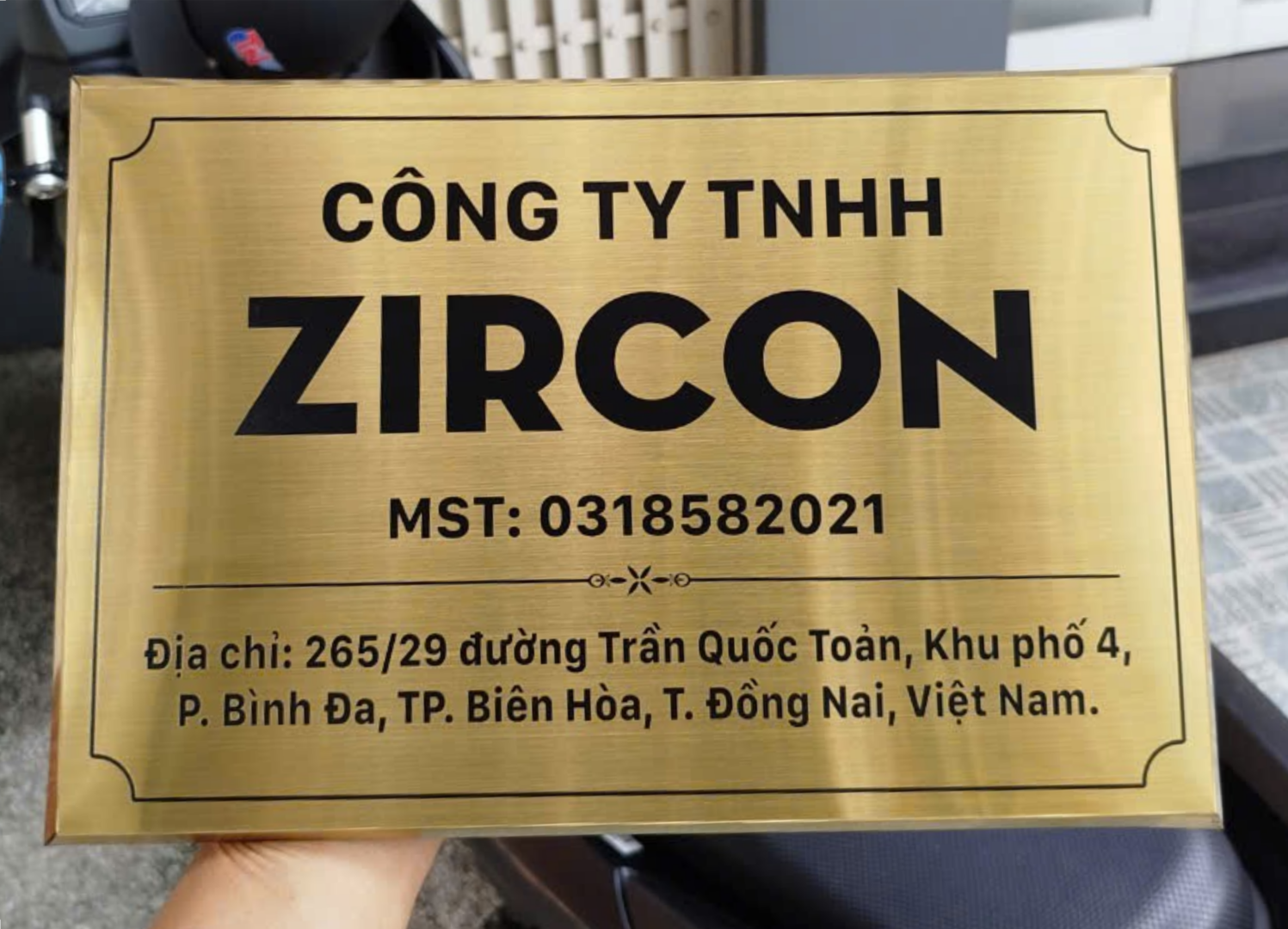 Thi Công Bảng Hiệu Chữ Inox Vàng Xước