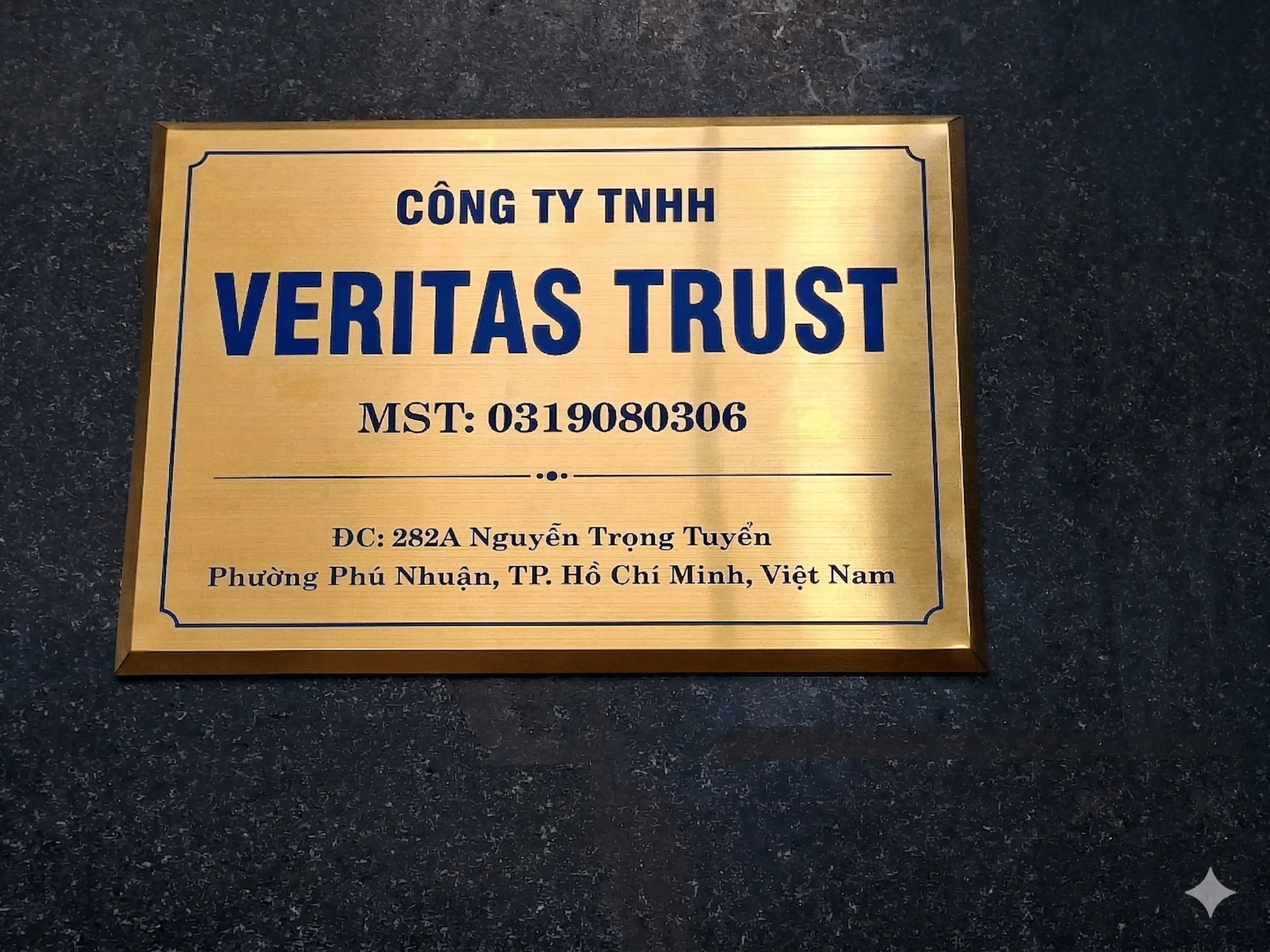 Thi Công Bảng Hiệu Chữ Inox Vàng Xước