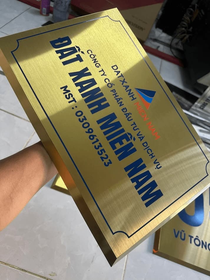 Mẫu Bảng Hiệu Chữ Inox Vàng Xước Đẹp Năm 2026