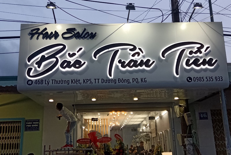 Mẫu Bảng Hiệu Mica Có Đèn Đẹp