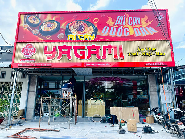 Thi Công Bảng Hiệu Mì Cay Đẹp