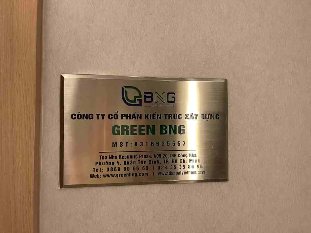Làm Bảng Hiệu Inox Vàng Xước TPHCM