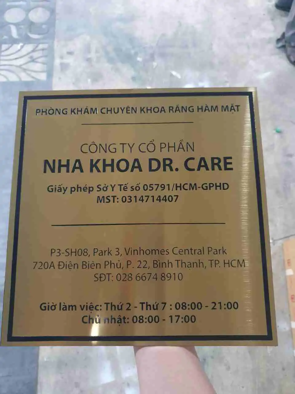 Làm Bảng Hiệu Inox Vàng Xước TPHCM