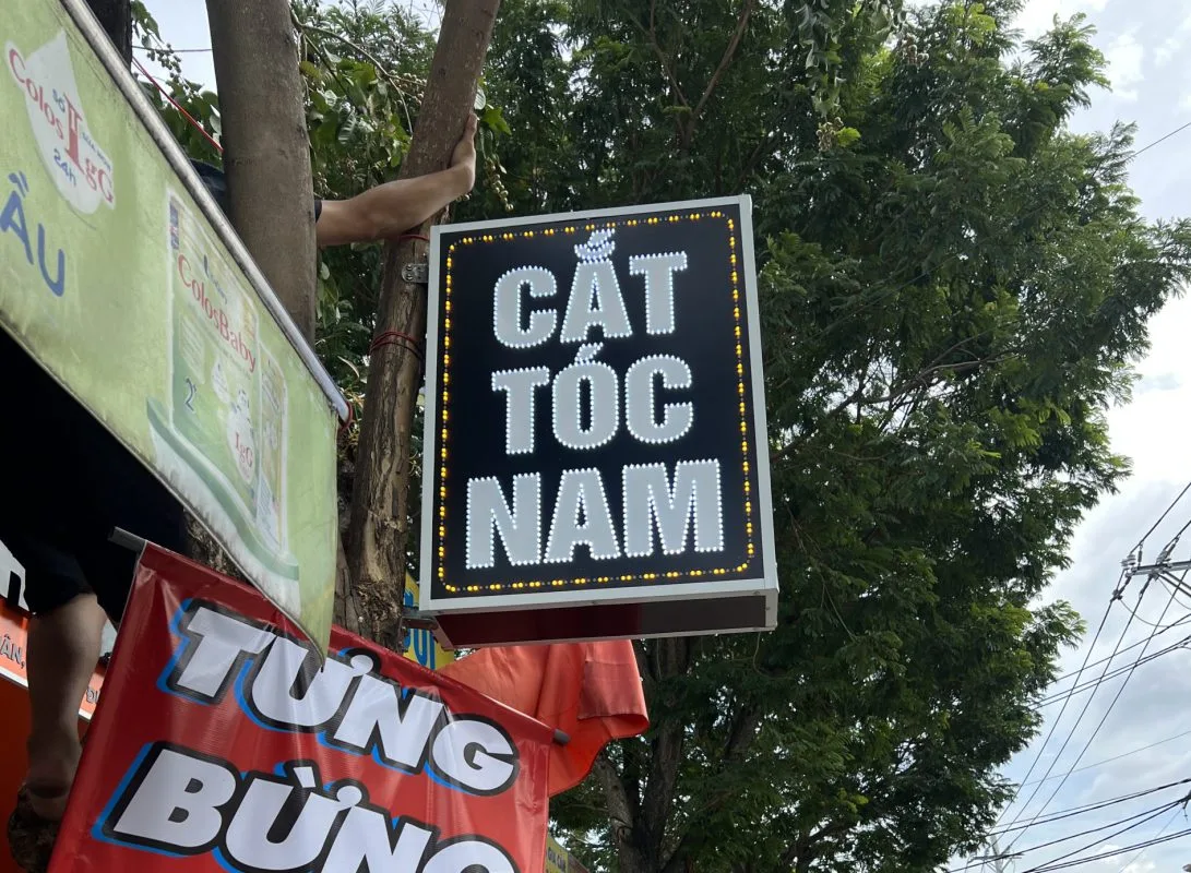 Làm biển hộp đèn giá rẻ