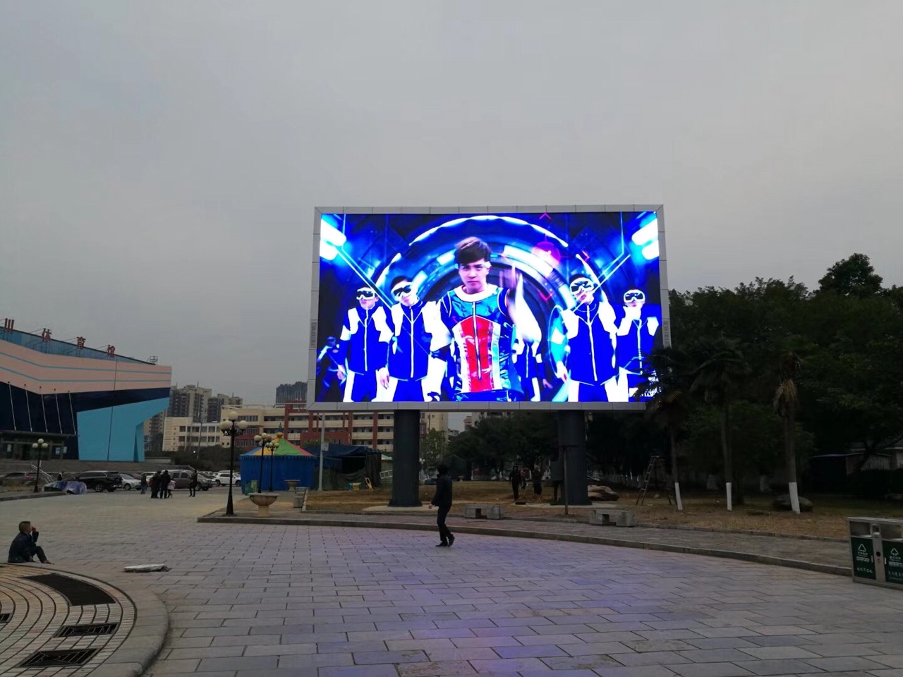 Màn hình chạy quảng cáo