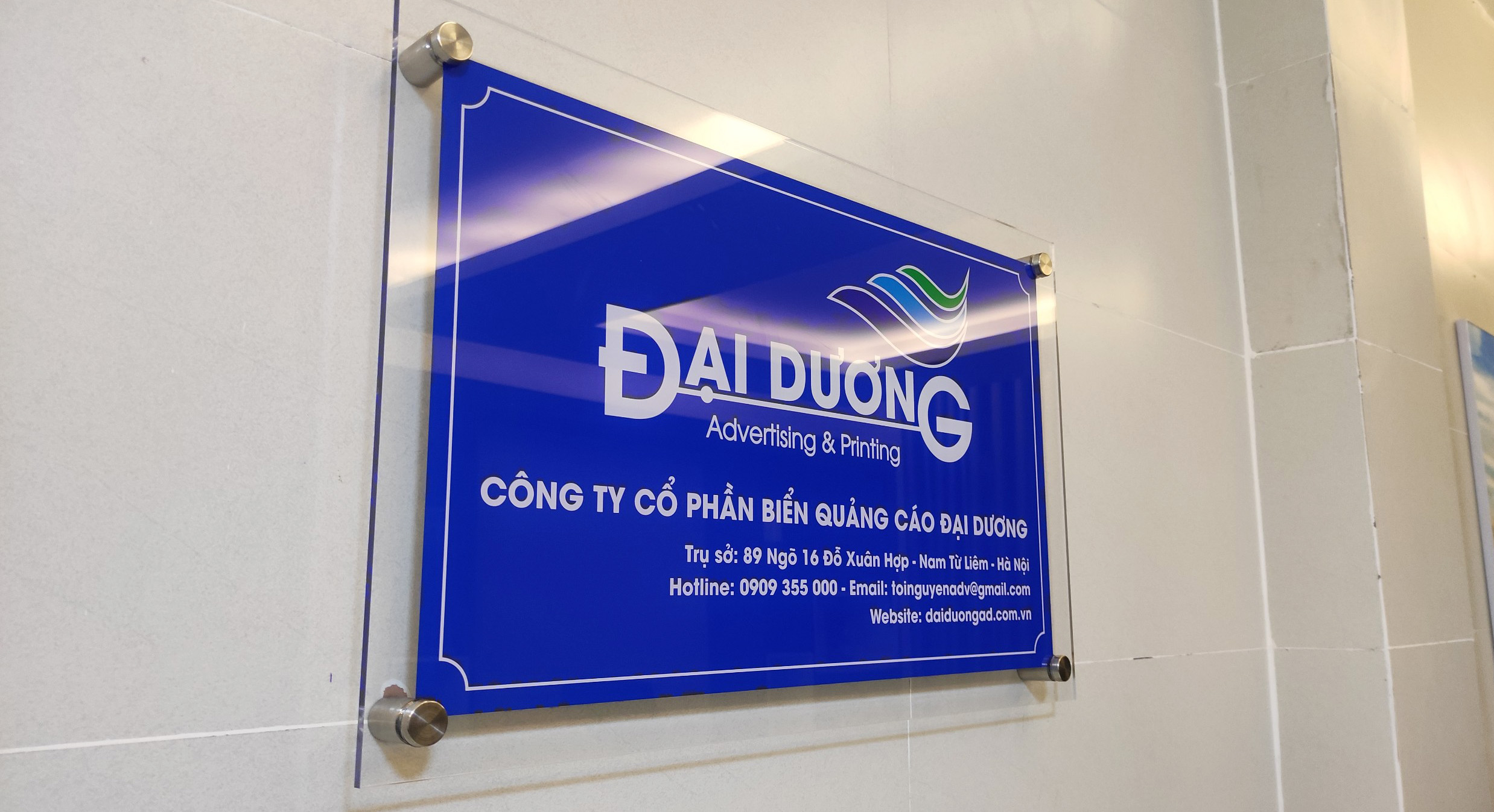 Bảng hiệu mica trong