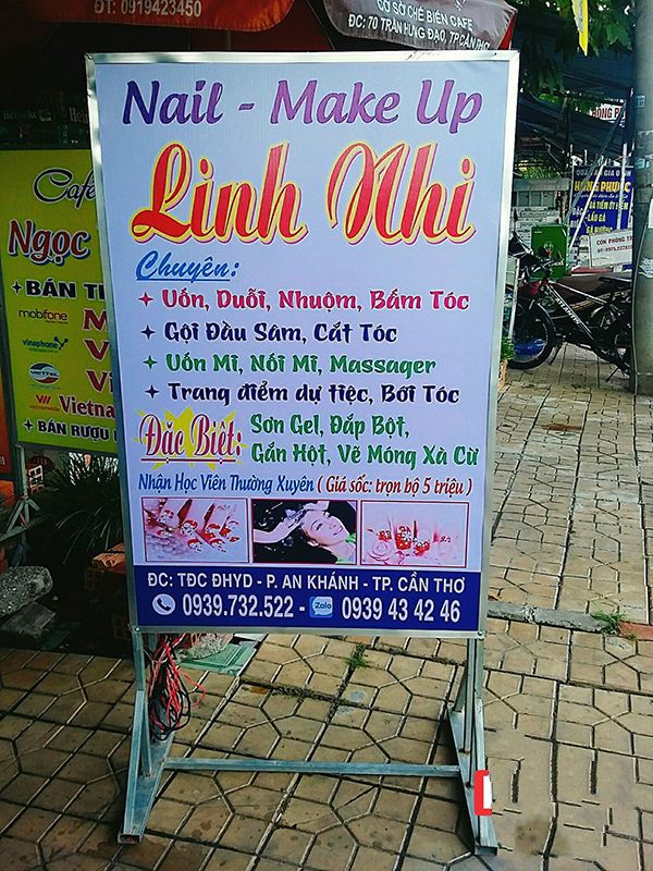 Bảng quảng cáo có chân