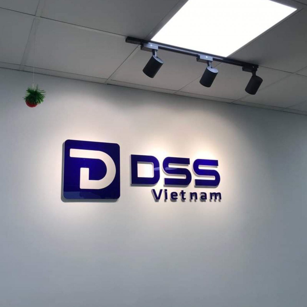 Chữ nổi mica dán tường