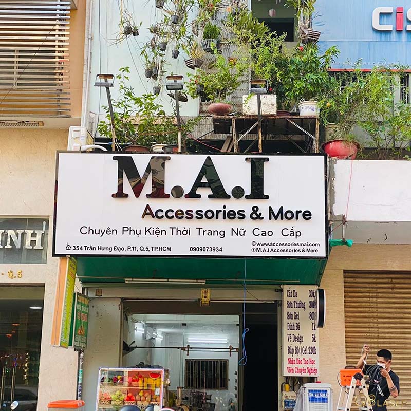 Biển quảng cáo shop quần áo nữ