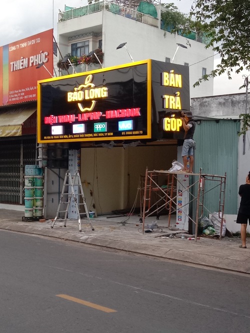 Bảng hiệu tiệm điện thoại