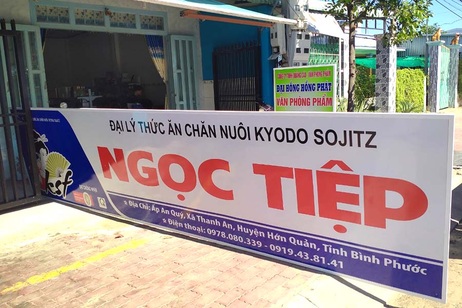 Làm biển quảng cáo mica dán decal
