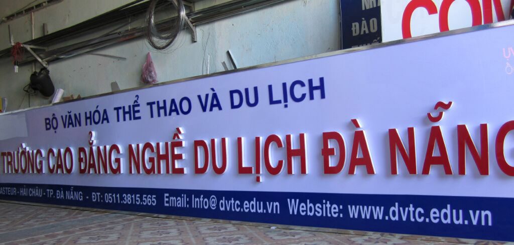 Làm biển quảng cáo mica dán decal