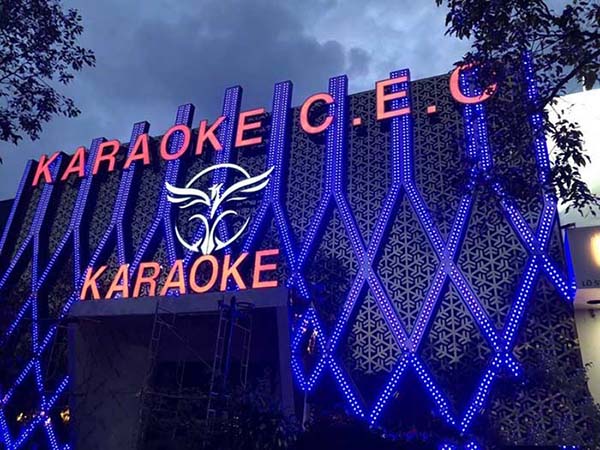 Biển quảng cáo karaoke
