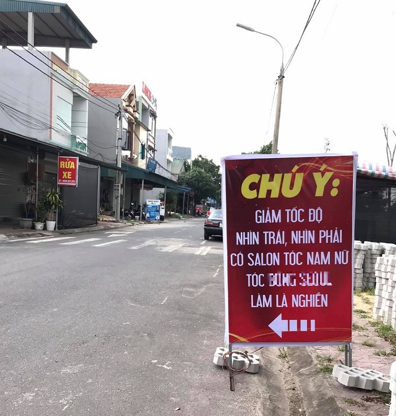 Biển quảng cáo để đường
