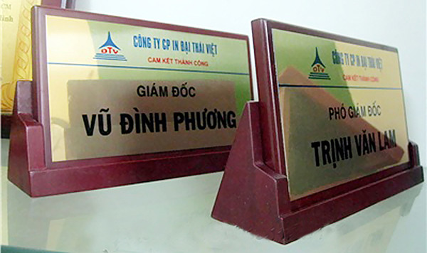 Mẫu biển chức danh để bàn