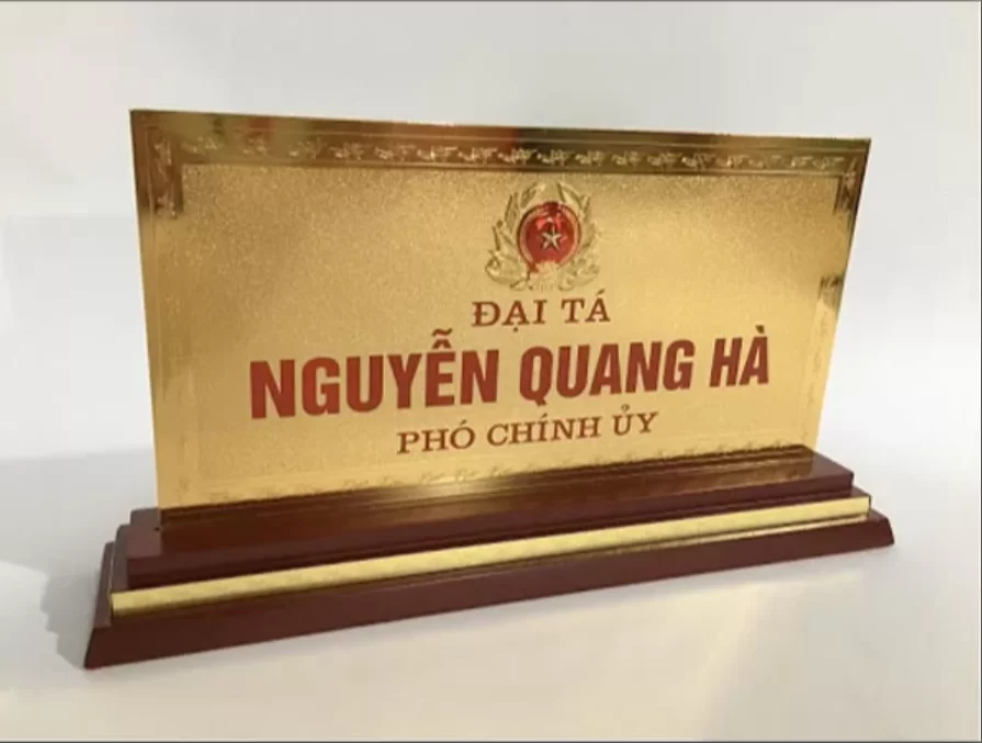 Mẫu biển chức danh để bàn