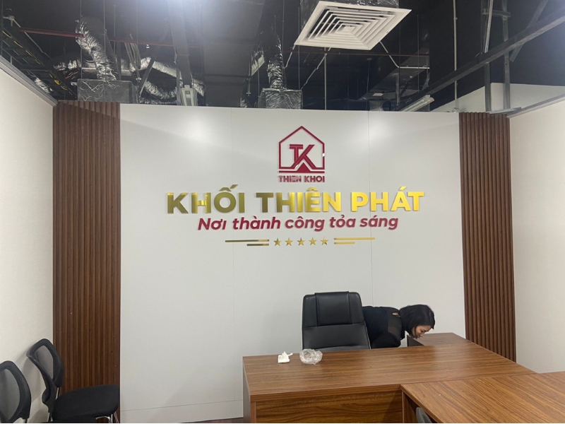 Làm logo treo tường