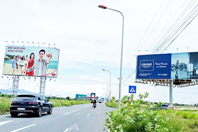 Biển quảng cáo tấm lớn