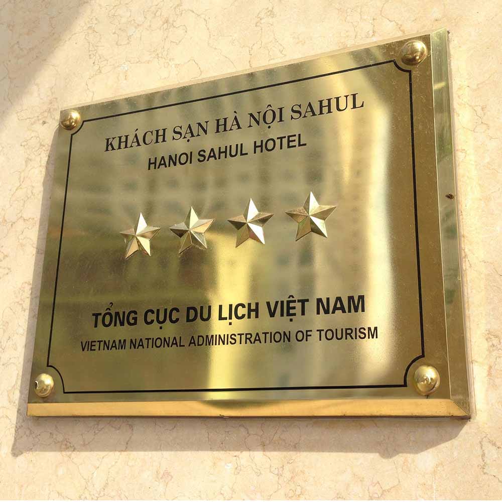 Bảng hiệu màu vàng đồng