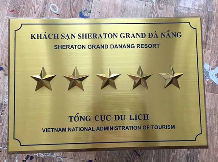 Bảng hiệu màu vàng đồng