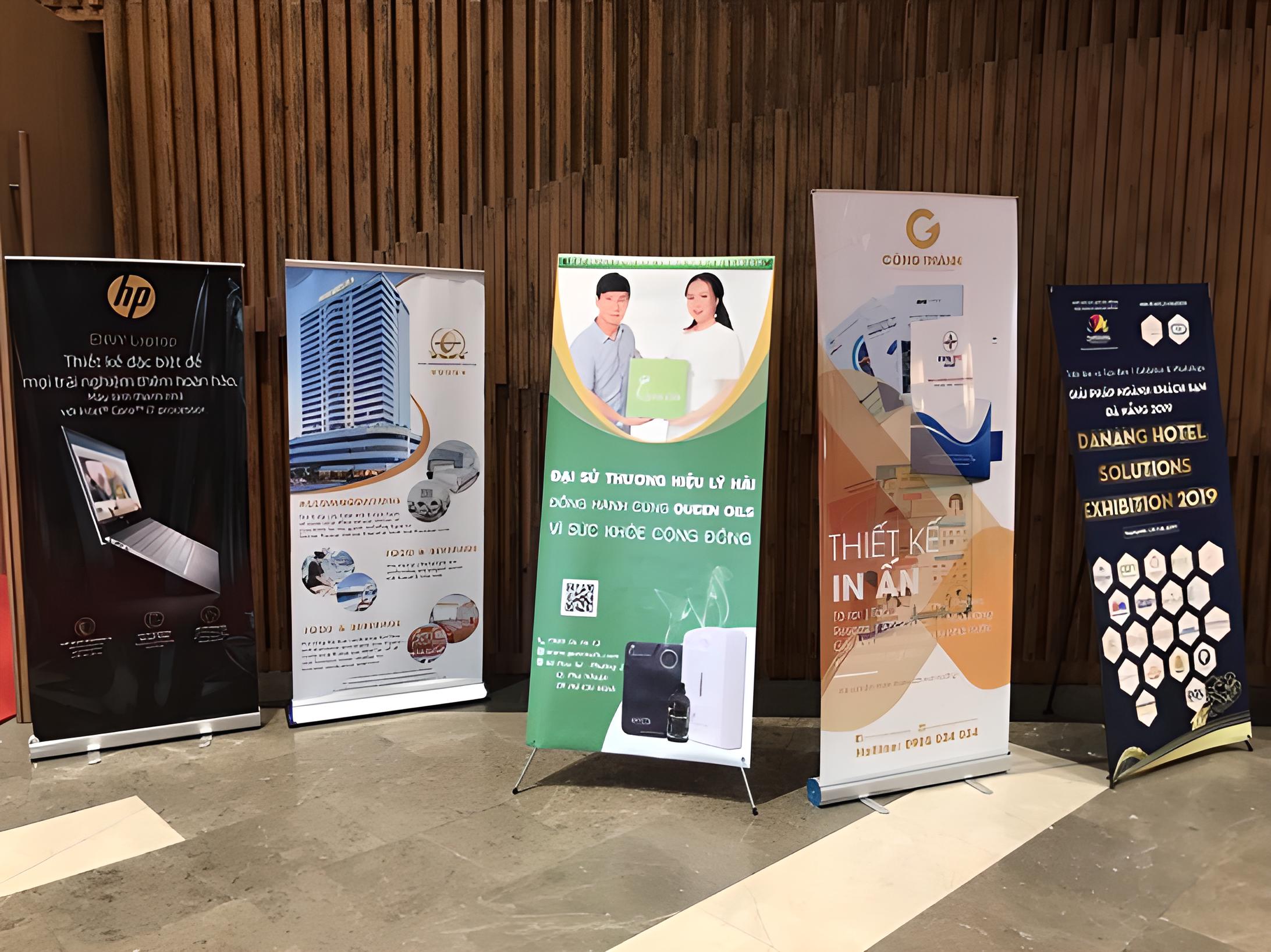 Thi công standee quảng cáo
