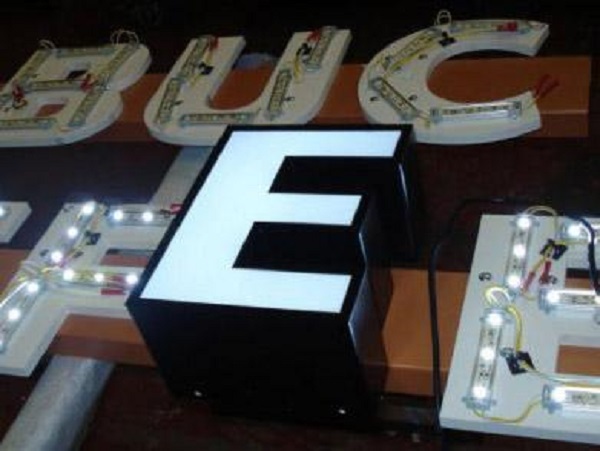 Làm bảng hiệu đèn LED giá rẻ tại TP.HCM