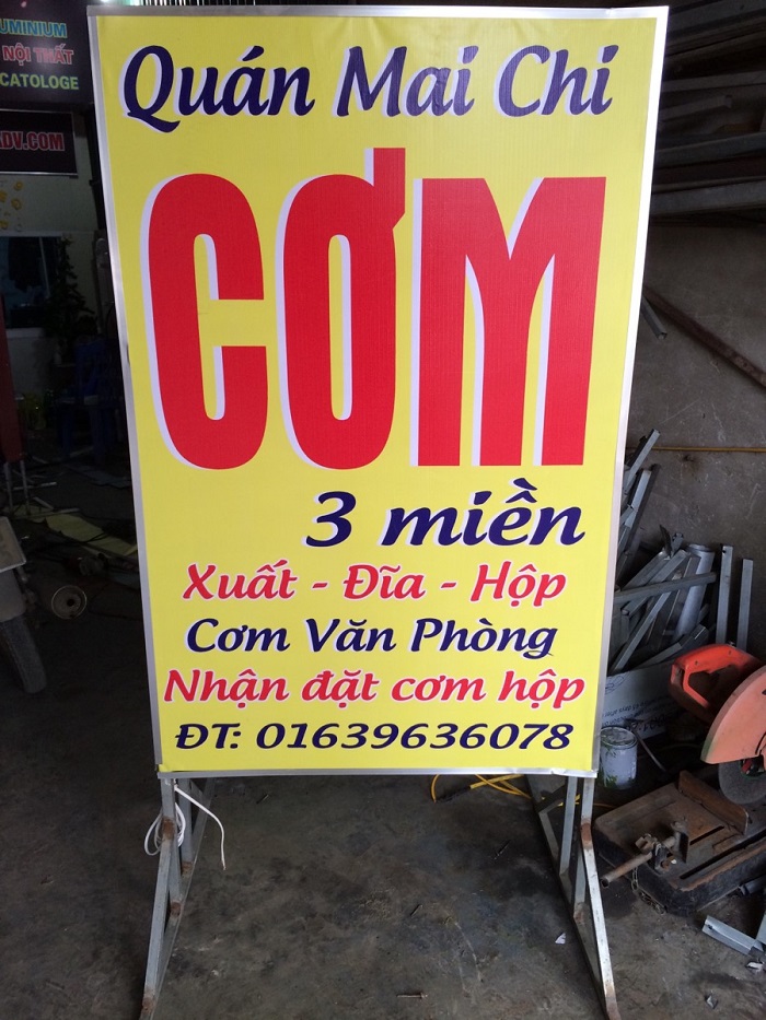 Bảng hiệu hộp đèn đứng