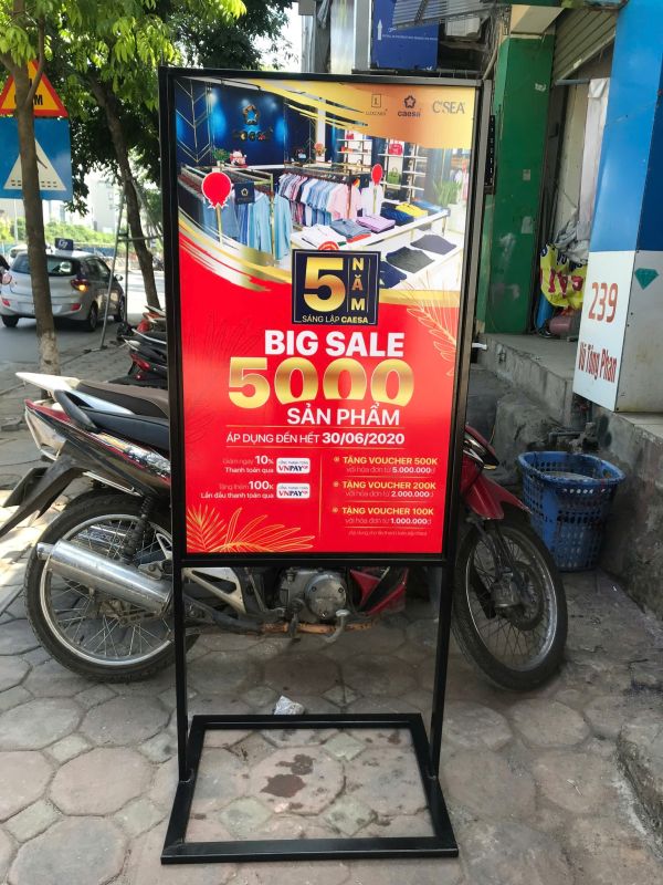 Standee Chân Sắt TP.HCM