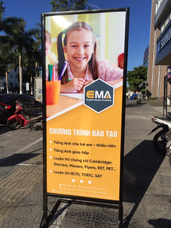 Standee Chân Sắt TP.HCM