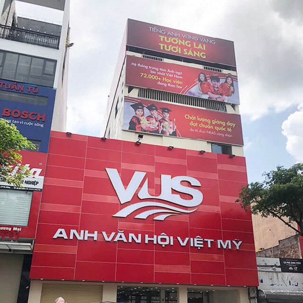 Thi công biển hiệu trung tâm tiếng Anh