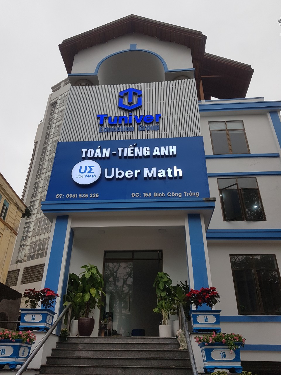 Thi công biển hiệu trung tâm tiếng Anh