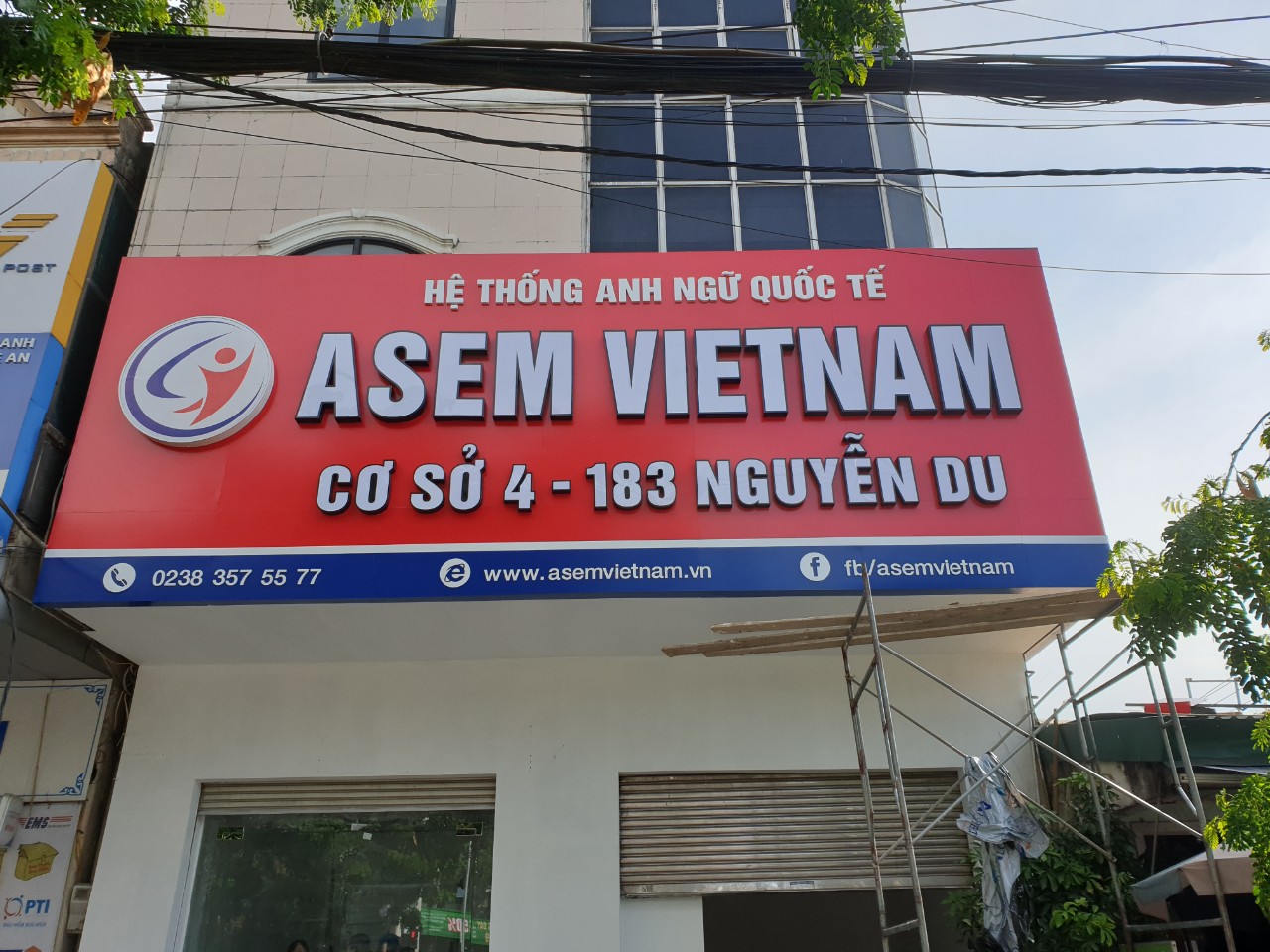 Biển hiệu trung tâm tiếng Anh