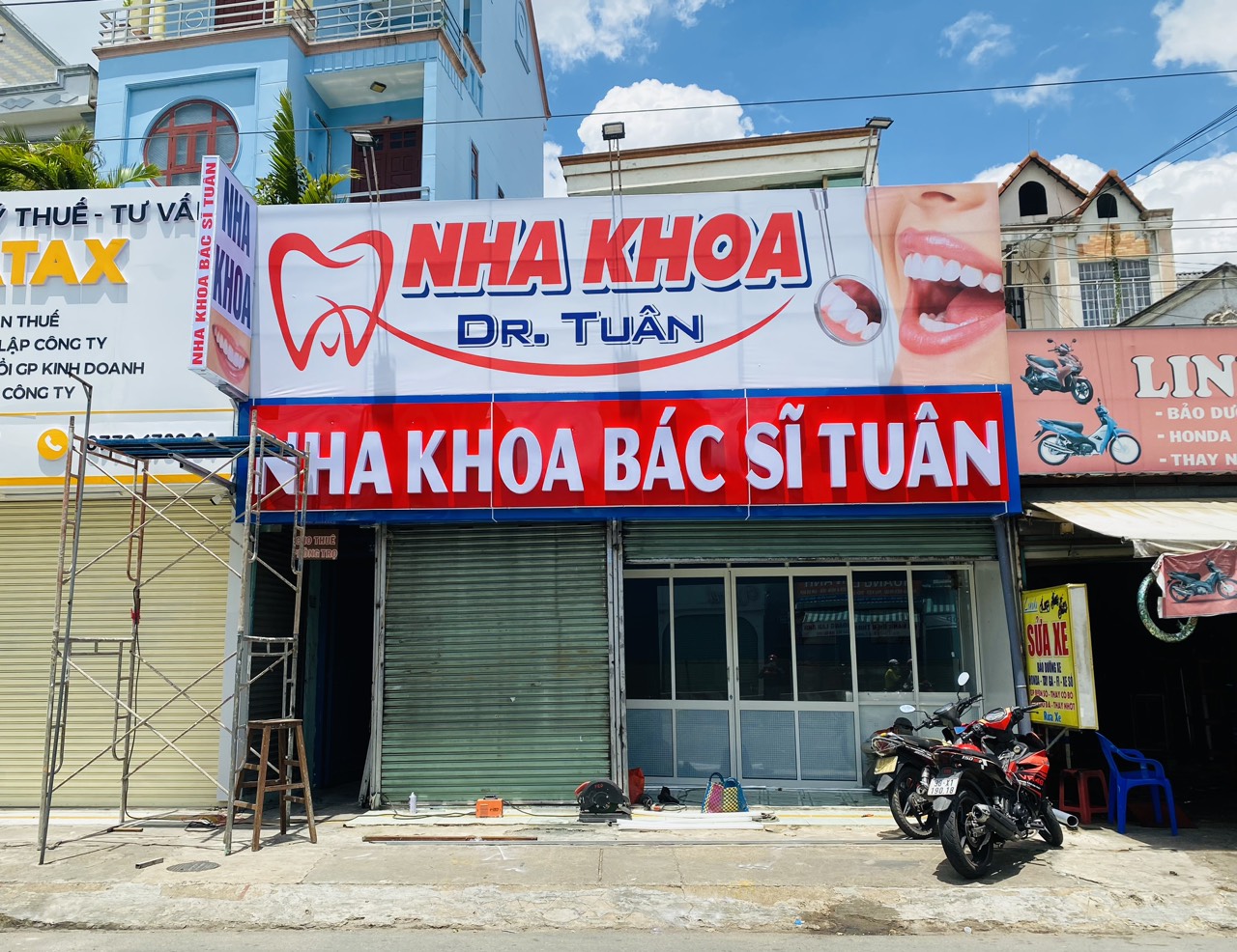 Biển hiệu alu chữ nổi mica